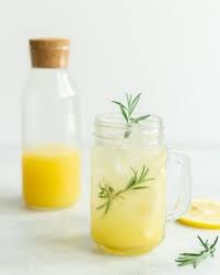 Lemoniada z rozmarynem, idealna lemoniada cytrynowa - fotografia kulinarna i przepisy My Kitchen Life