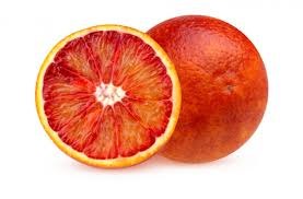Pół czerwonej krwi pomarańczowy na białym tle. — Zdjęcie stockowe © BalaguR #183811014