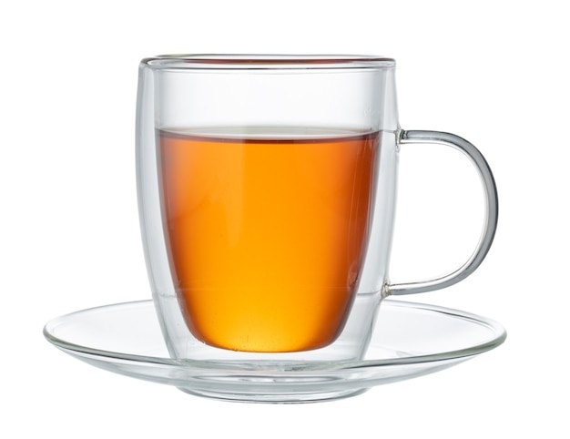 Szklany Kubek Czarnej Herbaty Na Białym Tle | Zdjęcie Premium