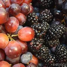 Obraz Kolorowe grupy jeżyny, jagodami i Catawba czerwone winogrona, na wymiar • Borówka, jeżyna, truskawka • REDRO.pl