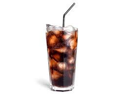 Cola Z Lodem W Przezroczystym Szkle Na Białym Tle. | Zdjęcie Premium