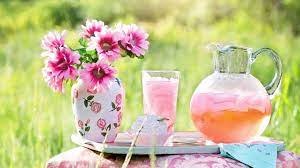 Hit letniego przyjęcia: różowa lemoniada w słoju